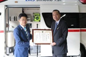 福岡管理者から鳥羽委員長に感謝状贈呈