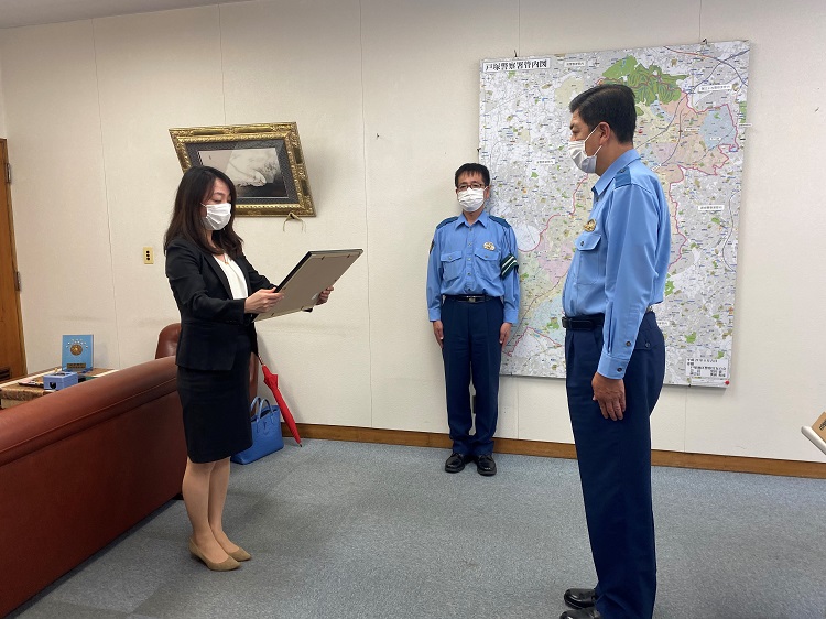 感謝状を読み上げる髙橋幹事(左)と 伊藤署長(右)