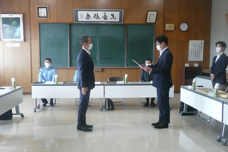 感謝状を読み上げる大江会長（右）と 甲田交通指導課長（左）