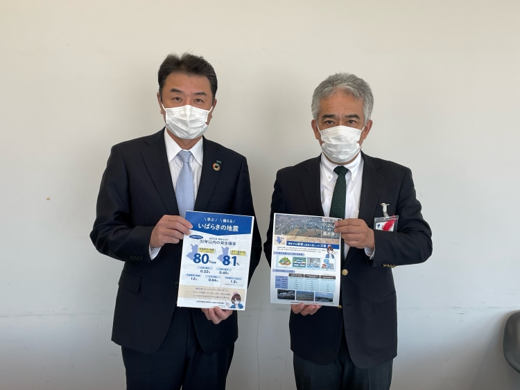 <茨城県地震等災害保険・共済加入促進協議会岡本会長(左)と茨城県・堀江防災危機管理部長(右)>