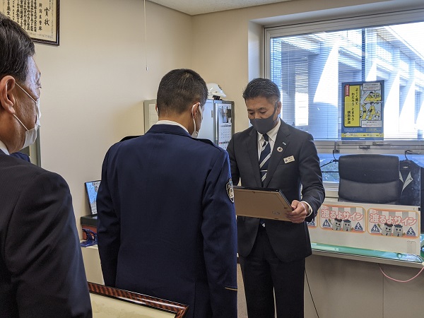 小林会長(右)から山崎交通指導課長(左)へ感謝状授与