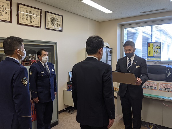 小林会長(右)から小熊署長(左)へ 感謝状授与