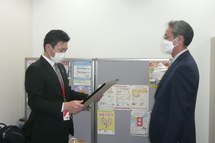 感謝状を読み上げる鈴木会長(左)と 土屋交通捜査課長(右)