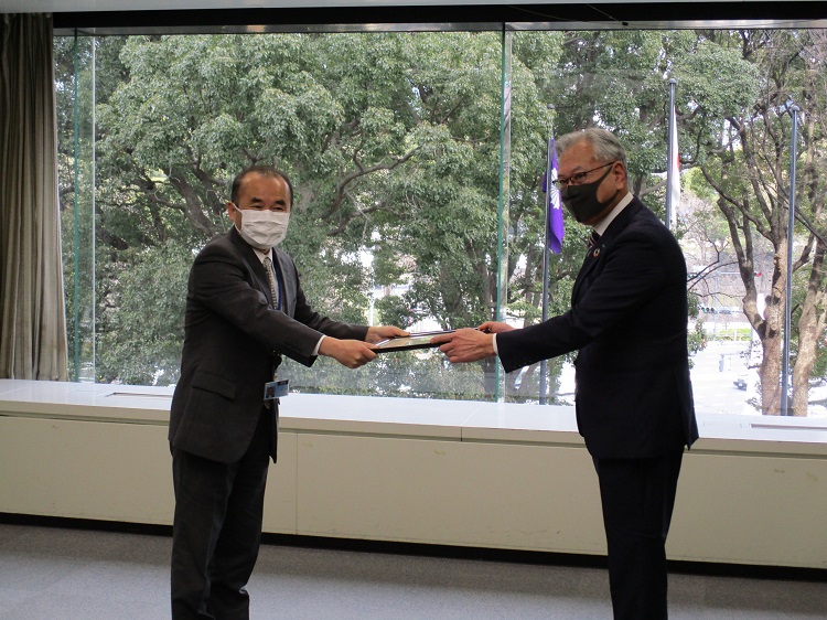 永次会長(右)から濱口課長(左)へ贈呈