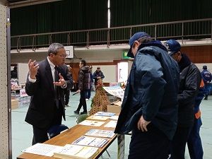 市長・教育長・市議会議長に 地震保険の重要性を話す小峯事務局長