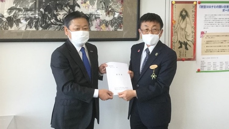 (左)栃木損保会 高橋 学 会長 (右)栃木県県民生活部 千金楽 宏 部長