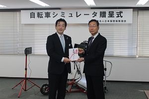 中島会長（左）から小野寺専務理事（右）へ目録の贈呈