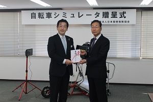 中島会長(左)から小野寺専務理事(右)へ目録の贈呈